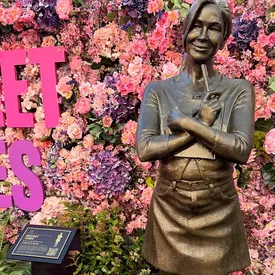 В центре Лондона установили памятник Бриджит Джонс