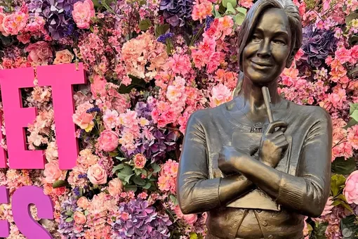 В центре Лондона установили памятник Бриджит Джонс