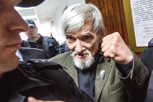 Суд приговорил историка Юрия Дмитриева к 3,5 года заключения. Он признан виновным в сексуальном насилии над дочерью Суд приговорил историка Юрия Дмитриева к 3,5 года заключения. Он признан виновным в сексуальном насилии над дочерью