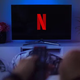 Netflix за год втрое увеличил свою выручку в России. Стриминговый сервис потеснил конкурентов и заработал более 3 миллиардов рублей