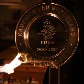Футбольный клуб «Аякс» переплавил чемпионский трофей в 42 тысячи звездочек — для болельщиков, которые не могли ходить на матчи из-за ковида Футбольный клуб «Аякс» переплавил чемпионский трофей в 42 тысячи звездочек — для болельщиков, которые не могли ходить на матчи из-за ковида