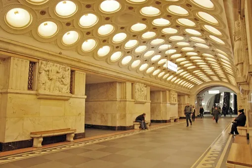 В Москве у женщины начались схватки в метро. Роды приняли полицейские