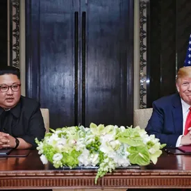 Дональд Трамп попросил фотографов, чтобы их с Ким Чен Ыном сняли получше Дональд Трамп попросил фотографов, чтобы их с Ким Чен Ыном сняли получше
