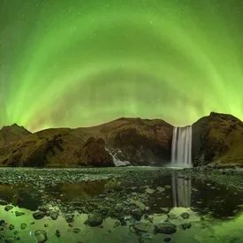 Посмотрите на лучшие снимки северного сияния за 2025 год