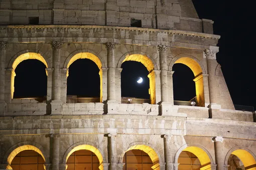 Частичное лунное затмение в Риме.