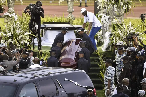 «Мы просто хотели еще раз увидеть кумира»: в Кот-д’Ивуаре на похоронах диджея фанаты захватили гроб с телом