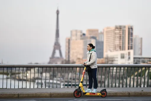 В Париже запретят аренду электросамокатов — за это проголосовали сами жители города