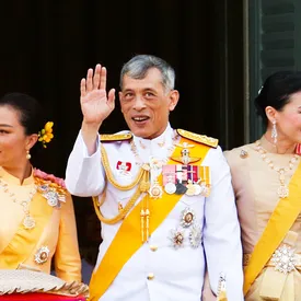Дворцовые страсти: что известно о короле Таиланда и почему он лишил титулов свою возлюбленную