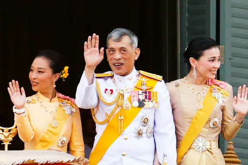 Дворцовые страсти: что известно о короле Таиланда и почему он лишил титулов свою возлюбленную