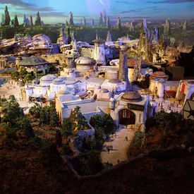 Disney показала, как будет выглядеть парк по мотивам «Звездных войн» Disney показала, как будет выглядеть парк по мотивам «Звездных войн»