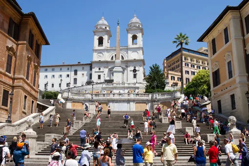 Туристка столкнула электросамокат со знаменитой Испанской лестницы в Риме. Ущерб памятнику оценили в €25 тысяч