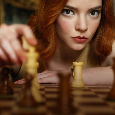 «Ход королевы» с Аней Тейлор-Джой в роли гениальной наркозависимой шахматистки — пока что лучший сериал осени