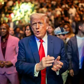 Дональд Трамп послушал песню Надежды Кадышевой на турнире UFC Дональд Трамп послушал песню Надежды Кадышевой на турнире UFC