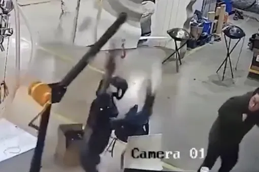 На китайском заводе робот попытался напасть на рабочих На китайском заводе робот попытался напасть на рабочих