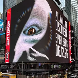 На Таймс-сквер появился билборд, посвященный новому фильму Стивена Спилберга про пришельцев На Таймс-сквер появился билборд, посвященный новому фильму Стивена Спилберга про пришельцев