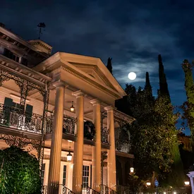 60-летняя женщина умерла в Диснейленде после посещения «Особняка с привидениями» 60-летняя женщина умерла в Диснейленде после посещения «Особняка с привидениями»