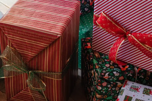 Девушка рассказала на Reddit историю о том, как ее назвали «жутким сталкером» из-за того, что она подарила слишком хорошие подарки на Рождество