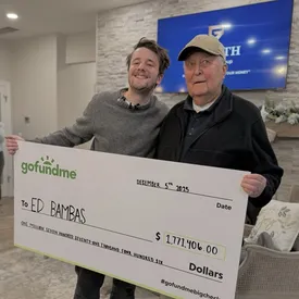 В США блогер организовал сбор для 88-летнего кассира, вынужденного работать из-за долгов. Неравнодушные собрали для него $1,7 млн