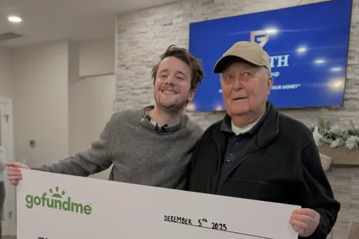 В США блогер организовал сбор для 88-летнего кассира, вынужденного работать из-за долгов. Неравнодушные собрали для него $1,7 млн В США блогер организовал сбор для 88-летнего кассира, вынужденного работать из-за долгов. Неравнодушные собрали для него $1,7 млн