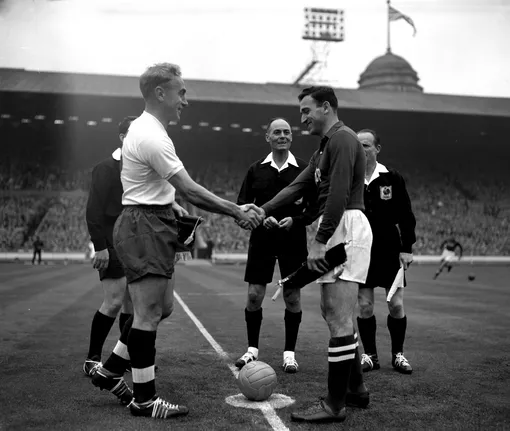 Английский футболист Билли Райт и Никита Симонян пожимают друг другу руки перед началом матча