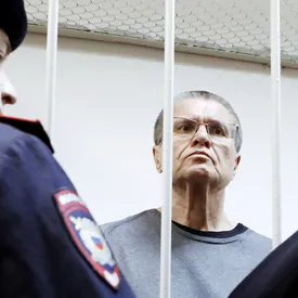 «Сейчас ему нужна теплая одежда»: чего не хватает Улюкаеву в СИЗО