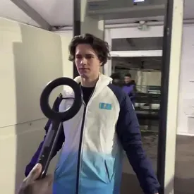 Призеры Олимпиады записывают видео о том, как пытаются пройти через металлодетекторы и при срабатывании датчиков показывают свои медали