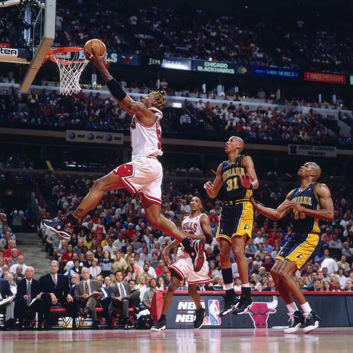 Деннис Родман (Chicago Bulls) делает бросок