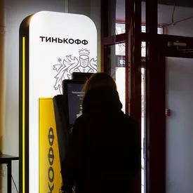 «Тинькофф» запретит своим сотрудникам работать за границей. Исключение сделали для трех стран «Тинькофф» запретит своим сотрудникам работать за границей. Исключение сделали для трех стран