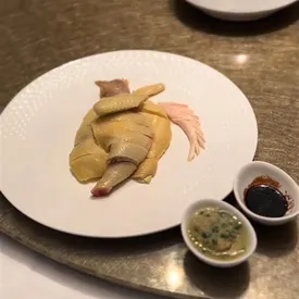 В Китае ресторан подает блюдо из курицы, выращенной «под классическую музыку», за $66