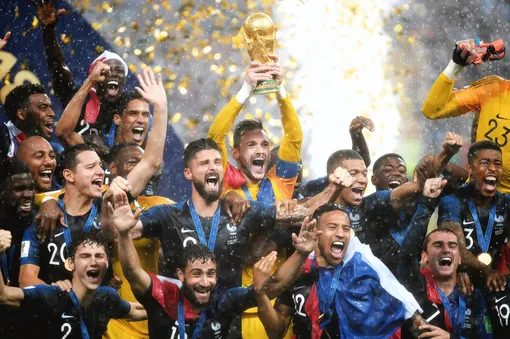 Сборная Франции празднует победу над Хорватией в финале чемпионата мира.
