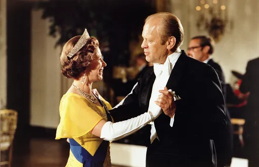 38-й президент США38-й президент США Джеральд Форд танцует с Елизаветой II во время официального приема в Белом доме по случаю дня Независимости, 1976 год. Джеральд Форд танцует с Елизаветой II во время официального приема в Белом доме по случаю дня Независимости, 1976 год.