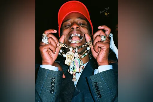 Рэпер A$AP Rocky показал новые грилзы на зубах — они украшены настоящими цветами