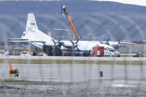В Екатеринбурге экстренно сел военный самолет. Это парализовало работу аэропорта на весь день
