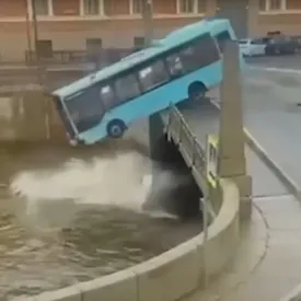 Число погибших после падения автобуса в реку в Петербурге выросло до семи. Водитель этого автобуса мог выйти на работу после 20-часовой смены