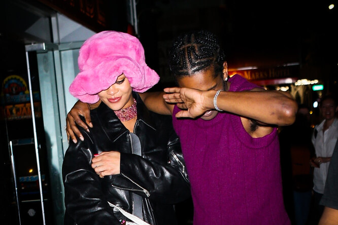Фейс-контроль не пустил Рианну и A$AP Rocky в клуб. Охранники не узнали звезд и потребовали удостоверение личности Фейс-контроль не пустил Рианну и A$AP Rocky в клуб. Охранники не узнали звезд и потребовали удостоверение личности