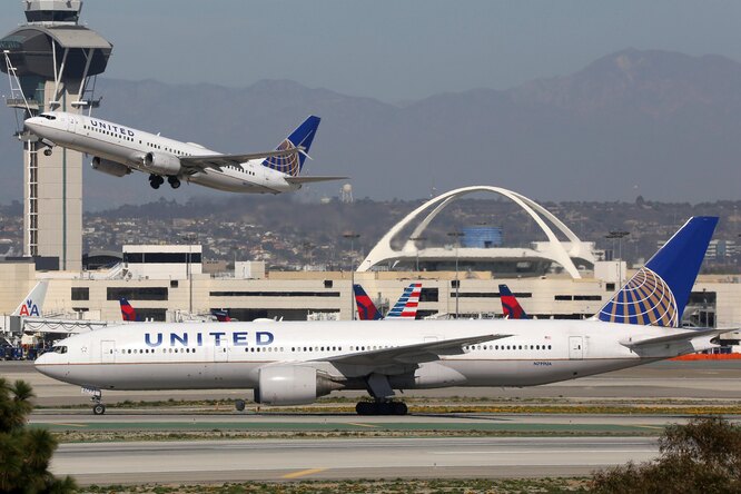 В США двое пассажиров выпрыгнули из самолета во время движения к взлетной полосе