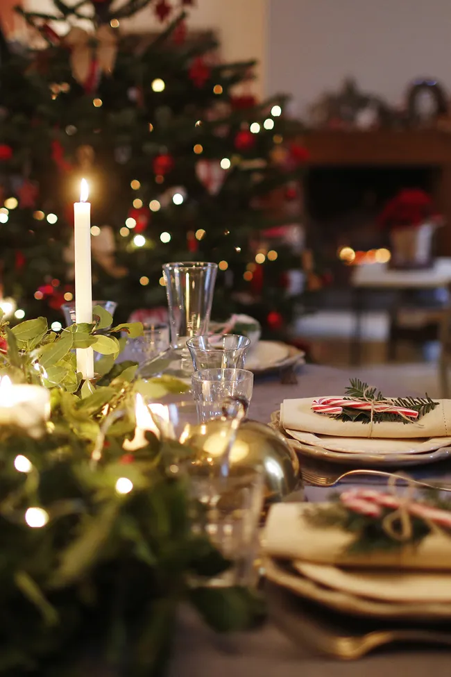 Все к столу: 4 простых правила сервировки новогоднего стола
