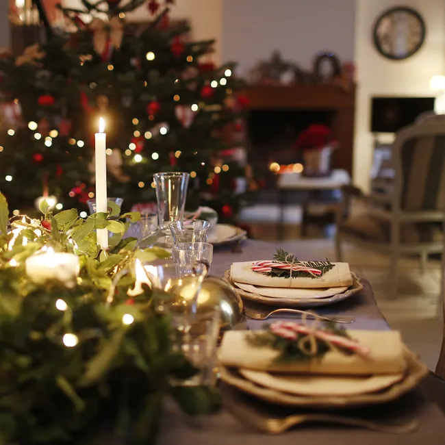 Все к столу: 4 простых правила сервировки новогоднего стола