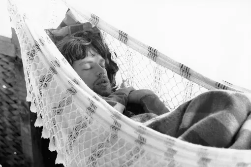 Мик Джаггер спит в гамаке