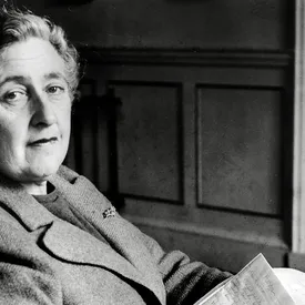 Исследователи нашли первое стихотворение Агаты Кристи, которое она написала в 14 лет