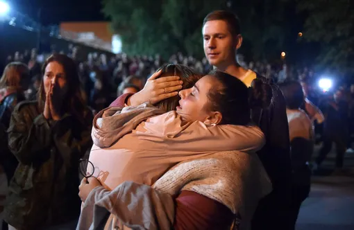 Женщина обнимает родственницу, освобожденную из изолятора Окрестино в Минске, 13 августа 2020 года