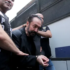 Турецкого проповедника приговорили к 1075 годам тюрьмы. Он отрицал эволюцию и основал культ со своими трактовками Корана Турецкого проповедника приговорили к 1075 годам тюрьмы. Он отрицал эволюцию и основал культ со своими трактовками Корана