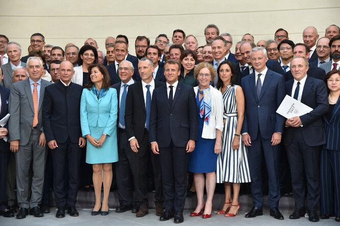 Участники предварительной конференции в Париже перед саммитом G7, где Франсуа-Анри Пино (с белой папкой) представил текст пакта.