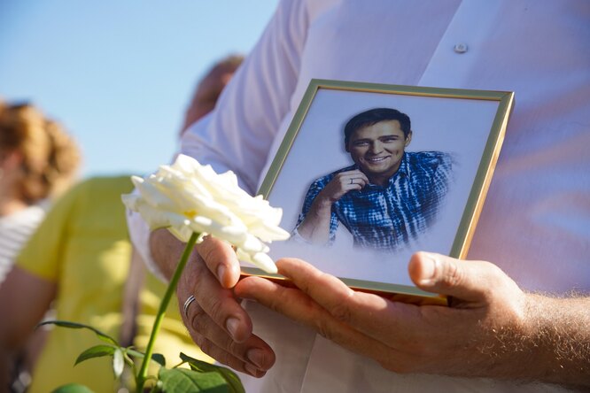 «Мы слушали его все свое детство»: в Москве прощаются с Юрием Шатуновым. Траурный зал украсили белыми розами