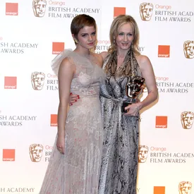 Джоан Роулинг похвалила пародию на Эмму Уотсон. В ролике высмеяли желание актрисы возобновить отношения с писательницей Джоан Роулинг похвалила пародию на Эмму Уотсон. В ролике высмеяли желание актрисы возобновить отношения с писательницей