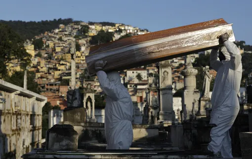 Могильщики несут гроб женщины, скончавшейся от коронавируса, Рио-де-Жайнеро