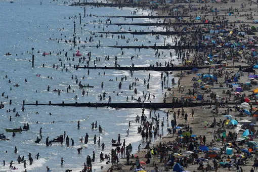 People are seen on the beach in Bournemouth as they enjoy the hot weather, following the outbreak of the coronavirus disease (COVID-19), Bournemouth, Britain, June 2, 2020. REUTERS/Toby Melville