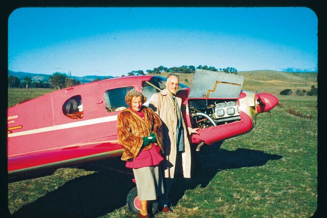Родители Мэй Маск и их легкомоторный самолет