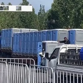 В Китае женщина проехала несколько десятков километров в кабинке биотуалета