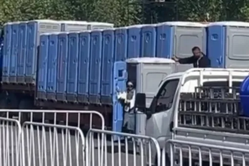 В Китае женщина проехала несколько десятков километров в кабинке биотуалета В Китае женщина проехала несколько десятков километров в кабинке биотуалета